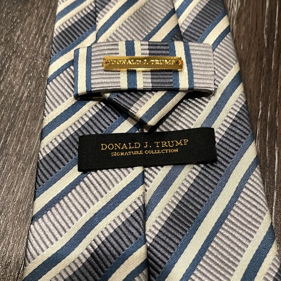 DONALD J. TRUMP Signature Collection tie - Picture 2 of 2